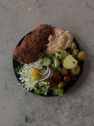 En frokosttallerken med grønt og tilbehør